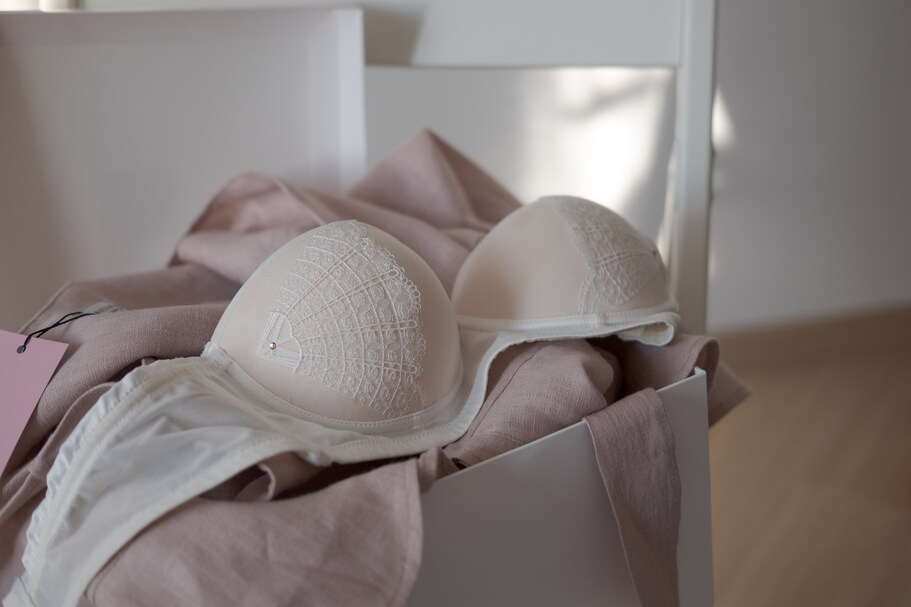 Fiszbiny w biustonoszu – czym są i do czego służą w staniku?