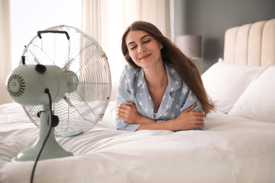 Jak i w czym spać w czasie upałów? Jak się wyspać w upał?